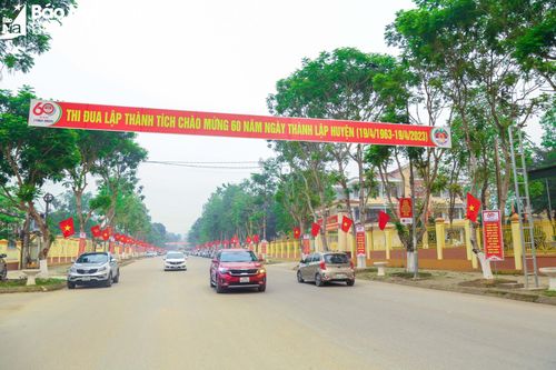 Diện mạo của Quế Phong hôm nay không thể không nói đến hạ tầng giao thông, một trong những vấn đề được huyện quan tâm, xác định là một trong các đột phá chiến lược giai đoạn 2021-2030, tầm nhìn đến năm 2050. Đến nay 100% xã có đường nhựa vào trung tâm. Ảnh: Đình Tuyên