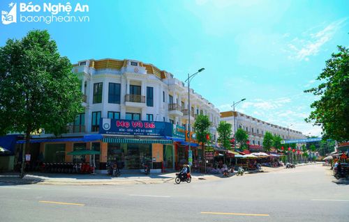 Tọa lạc ngay trung tâm thị trấn là chợ Kim Sơn - công trình được đưa vào sử dụng cuối tháng 7/2021. Đây là khu chợ khang trang, hiện đại, xứng tầm bậc nhất của miền Tây xứ Nghệ. Chợ có quy mô hơn 6.000 m2 với tổng mức đầu tư 101,46 tỷ đồng, quy hoạch 389 ki-ốt từ 1-3 tầng. Chợ Kim Sơn có ý nghĩa quan trọng, là điểm sáng trong thu hút đầu tư của huyện Quế Phong. Ảnh: Đình Tuyên