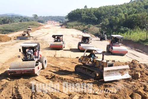 Đơn vị thi công đẩy nhanh tiến độ xây dựng cao tốc Tuyên Quang - Phú Thọ. Ảnh: Quốc Việt