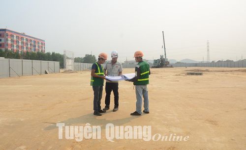 Cán bộ Công ty cổ phần Hà Đô 23 (Hà Nội) rà soát thiết kế chuẩn bị xây dựng trường THPT Chuyên Tuyên Quang.