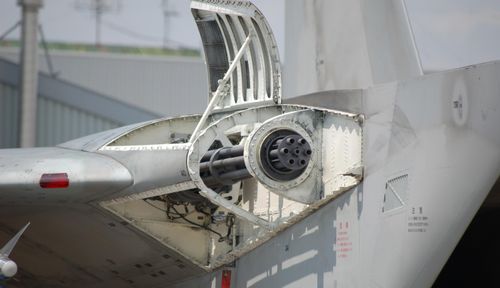 Khẩu pháo M-61A Vulcan vẫn được giữ lại ở hốc cánh giúp cho việc không chiến tầm ngắn, hoặc chiến đấu khi đã bắn hết tên lửa.