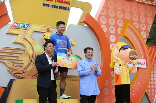 Trần Tuấn Kiệt chính thức mặc Áo xanh. Ảnh: HOÀNG HÙNG