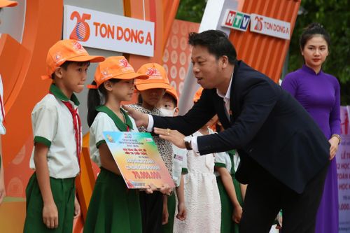 Ban tổ chức và nhà tài trợ trao học bổng cho các em học sinh nghèo tại Huế