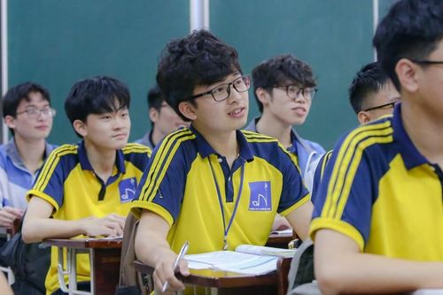 Học sinh lớp 12 trường THPT Chuyên Bắc Ninh tập trung ôn tập hướng đến kỳ thi tốt nghiệp THPT.