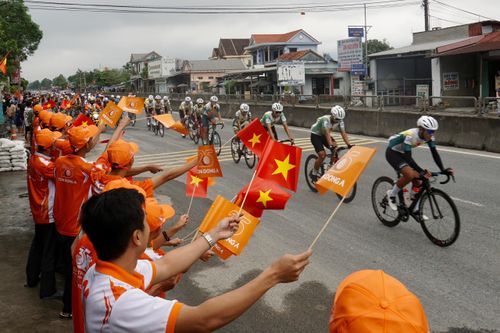 Cổ động viên cổ vũ đoàn đua nhiệt tình