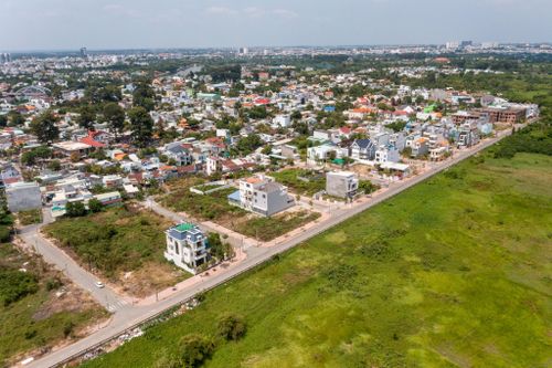 Theo ghi nhận của Zing vào thời điểm đầu tháng 4, giá đất nền tại dự án Khu dân cư Phúc Hiếu (nằm tại trung tâm phường Hiệp Hòa) dao động khoảng 45-55 triệu đồng/m2. Mức giá này cao gấp 3-5 lần giá đất vùng ven của TP.HCM như Củ Chi, Bình Chánh..., đồng thời gần gấp đôi giá đất ở Hóc Môn.