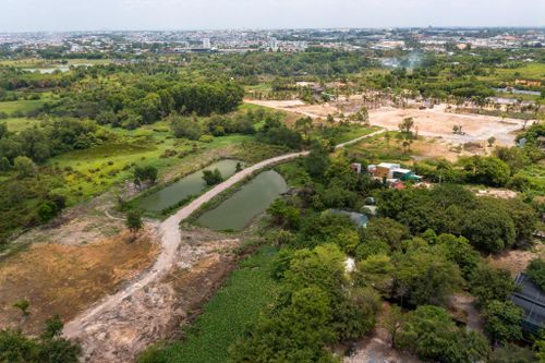 Theo dữ liệu của Nhà Tốt tính đến thời điểm cuối tháng 3, giá đất nền trung bình ở huyện Củ Chi khoảng 10 triệu đồng/m2, Bình Chánh gần 20 triệu đồng/m2, Hóc Môn xấp xỉ 28 triệu đồng/m2. Kể cả ở Nhơn Trạch, Đồng Nai, giá đất bình quân cũng phải tăng 30% so với hồi 2020 mới đạt được ngưỡng 30 triệu đồng/m2, với khoảng giá nhìn chung dao động 17-39 triệu đồng/m2.