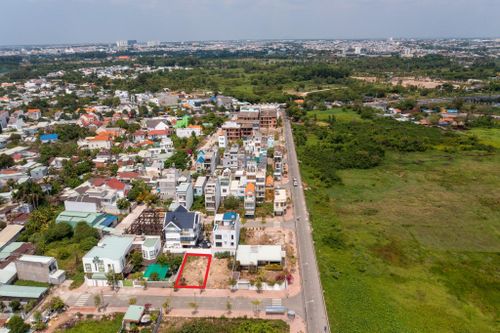 Trong khi đó, một lô đất có diện tích 10x22 m (khoanh đỏ) trong khu dân cư Phúc Hiếu đang được môi giới rao bán với giá 9,5 tỷ đồng, các lô có diện tích nhỏ hơn 80-90 m2 hiện được giao dịch từ 4,5 đến 5,5 tỷ đồng tùy vị trí. Dù vậy, một môi giới tại đây vẫn cho rằng giá đất hiện tại đã giảm khoảng 10-15% so với cùng kỳ năm ngoái.