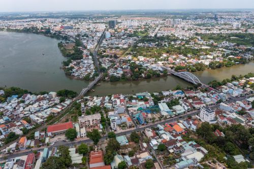 Khu đất rộng hơn 700 ha này còn có kết nối giao thông thuận tiện với trung tâm TP Biên Hòa, Ngã Tư Vũng Tàu và Quốc lộ 1K với hàng loạt cây cầu như cầu An Hảo, cầu Bửu Hòa, cầu Ghềnh, cầu Hiệp Hòa, cầu Rạch Cát.