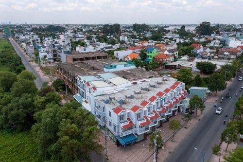 Một dãy nhà mặt tiền đường Đặng Văn Trơn được rao cho thuê với giá 12 triệu đồng/tháng nhưng cũng vắng bóng khách thuê.