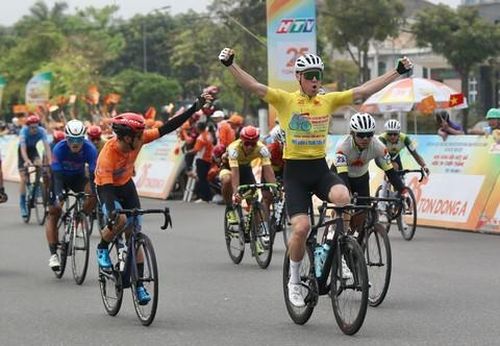 Ngoại binh người Nga Petr Rikunov vẫn chưa để lọt khỏi tay danh hiệu áo vàng lẫn áo xanh