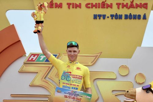 Giành đến 4 trên tổng 8 chặng đã đấu - Gấu Nga Rikunov đứng vững trên top đầu bảng xếp hạng. (Ảnh: HTV Thể Thao)