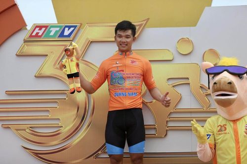 Tay đua mặc áo Cam sau 8 chặng là Nguyễn Văn Bình (.HCM New Group). (Ảnh: HTV Thể Thao)