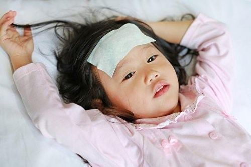 Miếng dán hạ sốt chỉ có tác dụng làm cảm giác mát, dễ chịu tại vị trí dán.