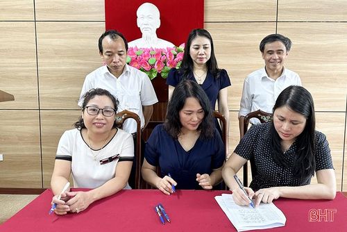 Đại diện các trường ký cam kết chấn chỉnh tình trạng dạy thêm, học thêm trước sự chứng kiến của lãnh đạo Phòng GD&amp;ĐT thành phố.