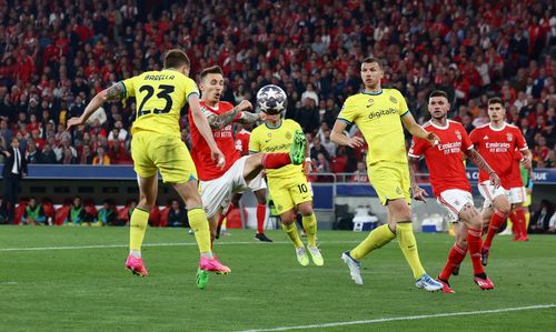 Phút 51, Alessandro Bastoni dâng cao và thực hiện quả tạt chuẩn xác đến vị trí của Nicolo Barella. Tiền vệ cao 1,72 m tung cú đánh đầu đưa bóng đi đập đất, không cho thủ môn Benfica cơ hội cản phá.