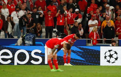 Phút bù giờ cuối cùng của hiệp hai, Benfica có cơ hội không thể tốt hơn để rút ngắn cách biệt. Ramos thoát xuống nhưng vẫn không thể thắng Andre Onana trong pha một đấu một.