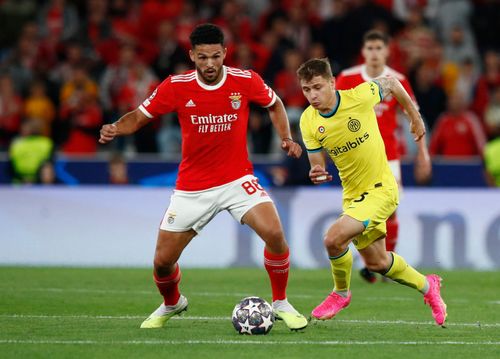 Sau bàn thua, Benfica vùng lên mạnh mẽ. Đại diện Bồ Đào Nha liên tục nhồi bóng vào vùng cấm Inter. Khoảng trống nhiều lần mở ra nhưng Goncalo Ramos cùng đồng đội đều không thể tận dụng trước sự lăn xả của các hậu vệ áo vàng.