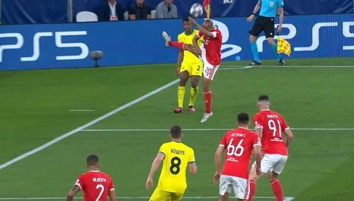 Benfica tấn công bế tắc để rồi gục ngã lần thứ hai bởi sai lầm cá nhân. Phút 81, trọng tài chỉ tay vào chấm phạt đền sau khi phát hiện Joao Mario, cựu cầu thủ Inter, để bóng chạm tay trong vùng cấm.