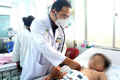 Bé trai ở Tây Ninh được cấp cứu kịp thời sau khi ngộ độc do dùng thuốc hạ sốt quá liều. Ảnh: Nguyễn Tâm.