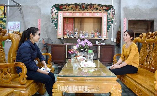 Từ việc vươn lên trong phát triển kinh tế, hộ bà Quan Thị Ninh (bên phải), thôn Bản Bó, xã Thượng Lâm (Lâm Bình ) thoát nghèo, xây được nhà khang trang.