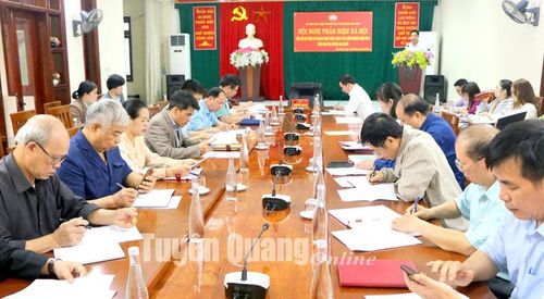 Các đại biểu dự hội nghị phản biện.