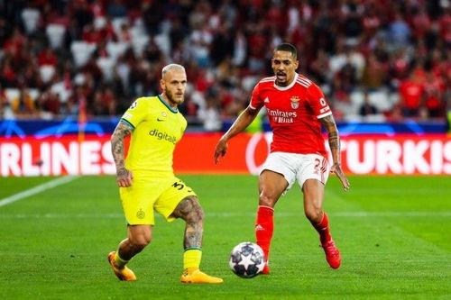 Inter Milan (áo vàng) nắm lợi thế sau trận thắng trên sân khách.