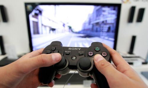  Một người chơi game bằng tay cầm PlayStation. Ảnh minh họa: Reuters. 