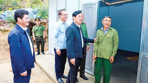 Những năm qua, cấp ủy, chính quyền tỉnh Nghệ An luôn quan tâm, chăm lo các hộ nghèo, khó khăn trên địa bàn tỉnh. Ảnh: T. Duy