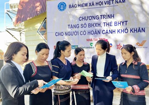Năm 2022, BHXH tỉnh Gia Lai đã hỗ trợ trên 20.000 thẻ BHYT, sổ BHXH cho đồng bào dân tộc thiểu số. Ảnh: Ngọc Thu