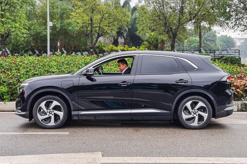  Được định vị ở phân khúc xe taxi cao cấp nên lái xe được yêu cầu mặc trang phục vest. Bảng giá dịch vụ taxi VF 8 cũng đắt hơn VF e34, cụ thể là 21.000 đồng/km. Dịch vụ taxi VF e34 có giá mở cửa 20.000 đồng cho 1 km đầu tiên, sau đó giảm còn 15.500 đồng/km (áp dụng đến km thứ 25) và 12.500 đồng/km (từ km thứ 26 trở đi). 