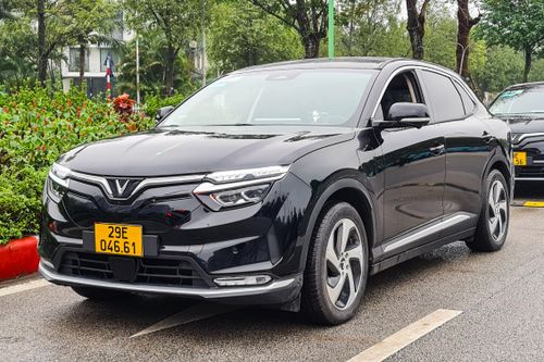  Tất cả những chiếc taxi VF 8 đều thuộc phiên bản Eco. Phiên bản này hiện có giá bán 1,129 tỷ đồng chưa bao gồm pin hoặc 1,459 tỷ đồng đã có pin. 