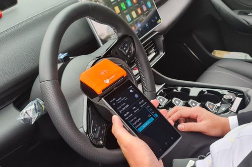  Mỗi xe taxi được cung cấp một máy thanh toán cầm tay. Trong tương lai, khách hàng còn có thể thanh toán thông qua ví điện tử ngoài việc trả tiền mặt hay quẹt thẻ ngân hàng. 