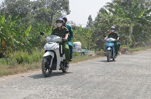 Lực lượng Công an xã Tân Hòa, huyện Thanh Bình thực hiện tuần tra, kiểm soát trên địa bàn xã