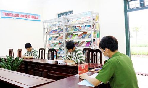 Phạm nhân đọc sách tại phòng đọc "Giáo dục, hướng thiện".