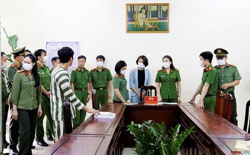 Đại tá Phan Thị Loan, Phó giám đốc Công an tỉnh tham quan phòng đọc "Giáo dục, hướng thiện".