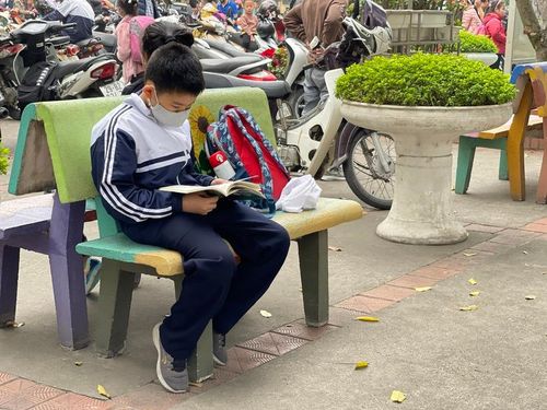 Học sinh và phụ huynh, gia đình người học đều cảm thấy áp lực trước việc dạy thêm - học thêm phục vụ các kỳ thi. Ảnh: Mạnh Chiến