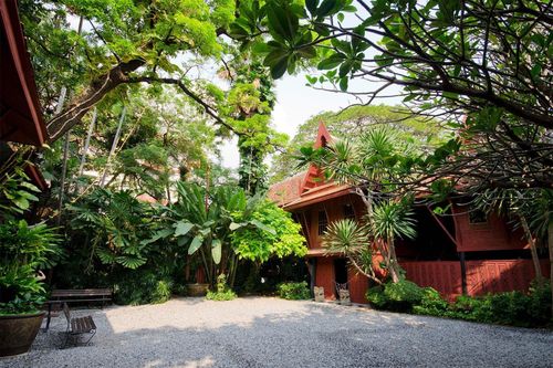  Ngôi nhà làm bằng gỗ tếch theo phong cách truyền thống Thái Lan nằm giữa màu xanh bạt ngàn của cây cối. Ảnh: Oddviser. 