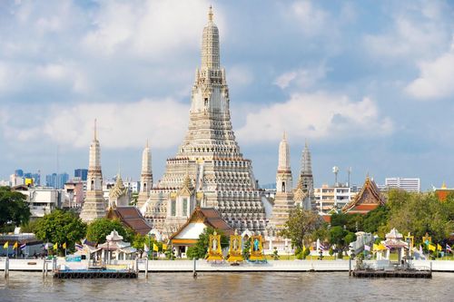  Wat Arun là kiệt tác kiến trúc, mang vẻ đẹp khác lạ với những tòa tháp khảm sành sứ. Ảnh: Anantachai Saothong/Unsplash. 