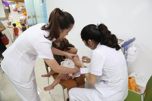Tiêm vắc-xin cho trẻ tại Trung tâm Tiêm chủng, Bệnh viện Sản Nhi tỉnh Phú Thọ. Ảnh: INT