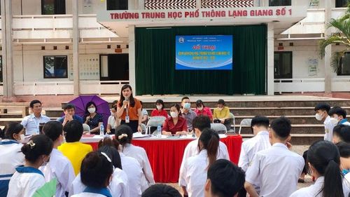 Ban giám hiệu trường THPT Lạng Giang số 1 trao đổi với học sinh khối 12.