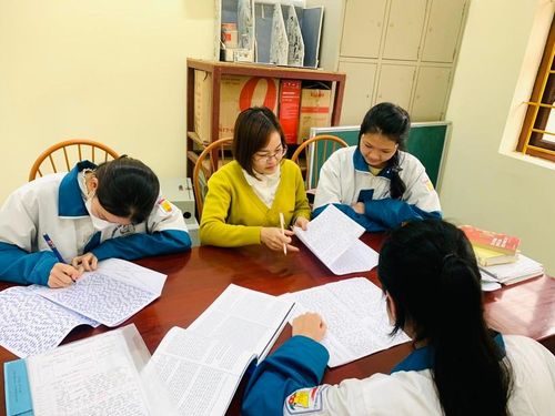 Cô trò trường THPT Lạng Giang số 1 tập trung ôn tập.