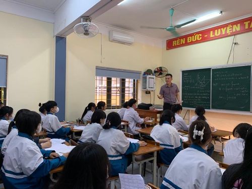 Ôn tập cho học sinh lớp 12 trường THPT Lạng Giang số 1.