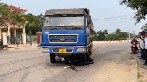 Xe ben BKS 77C-189.83 chở vật liệu tông xe máy của người dân ngày 14/4