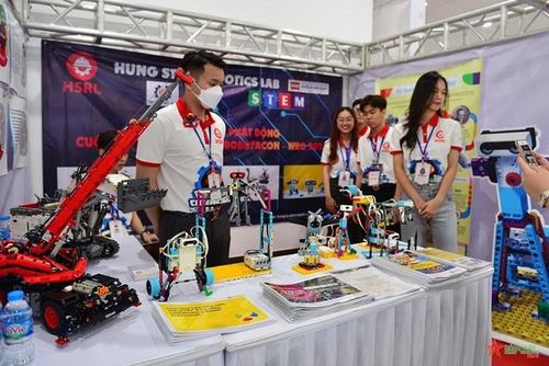 Các đại biểu tham quan, trải nghiệm các hình STEM