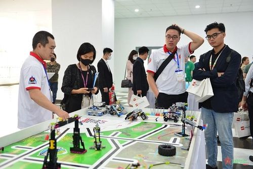 Nhiều đại biểu tham dự lễ phát động cuộc thi Robotacon WRO 2023 tại Việt Nam