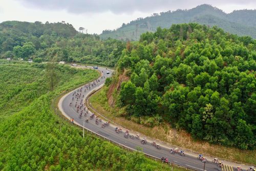Cung đường đèo Phượng Hoàng. Ảnh Hoàng Hùng