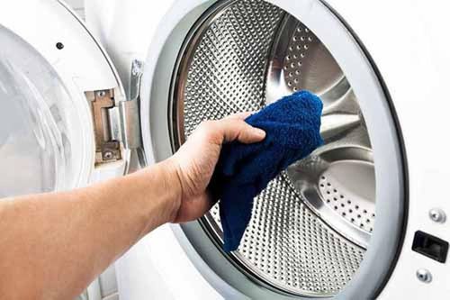 Sử dụng máy giặt đúng cách là dùng khăn sạch có khả năng hút nước để lau khô phần nước còn sát lại trong lồng máy. Việc này rất cần thiết với máy giặt cửa trước. Chúng thường được trang bị gioăng, màng che và lớp lót cao su nhằm tránh tràn nước, khiến hơi nước sau giặt khó thoát ra ngoài hơn.