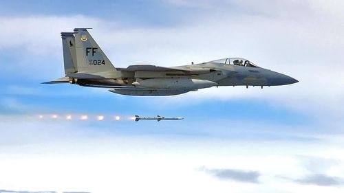 Tuy nhiên cho đến nay F-15 vẫn là máy bay chiến đấu nhanh nhất được đưa vào sử dụng ở phương Tây, đạt tốc độ trên Mach 2,5 và có thể hoạt động ở độ cao tốt hơn F-14. Về mặt cảm biến, lợi thế của F-14 là áp đảo và không có đối thủ trên toàn thế giới cho đến khi MiG -31 của Liên Xô được đưa vào sử dụng năm 1981.