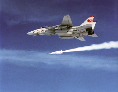 Để đối phó với MiG-25, Mỹ đã nâng cao tiêu chuẩn của các chương trình máy bay chiến đấu thế hệ thứ tư. F-14 được thiết kế để mang theo tối đa 6 tên lửa AIM-54 Phoenix, những quả đạn có tốc độ Mach 5 này có tầm bắn 190 km đã chứng tỏ khả năng đánh chặn tầm xa tốt nhất trên thế giới và đã giữ vị trí này trong nhiều thập kỷ.